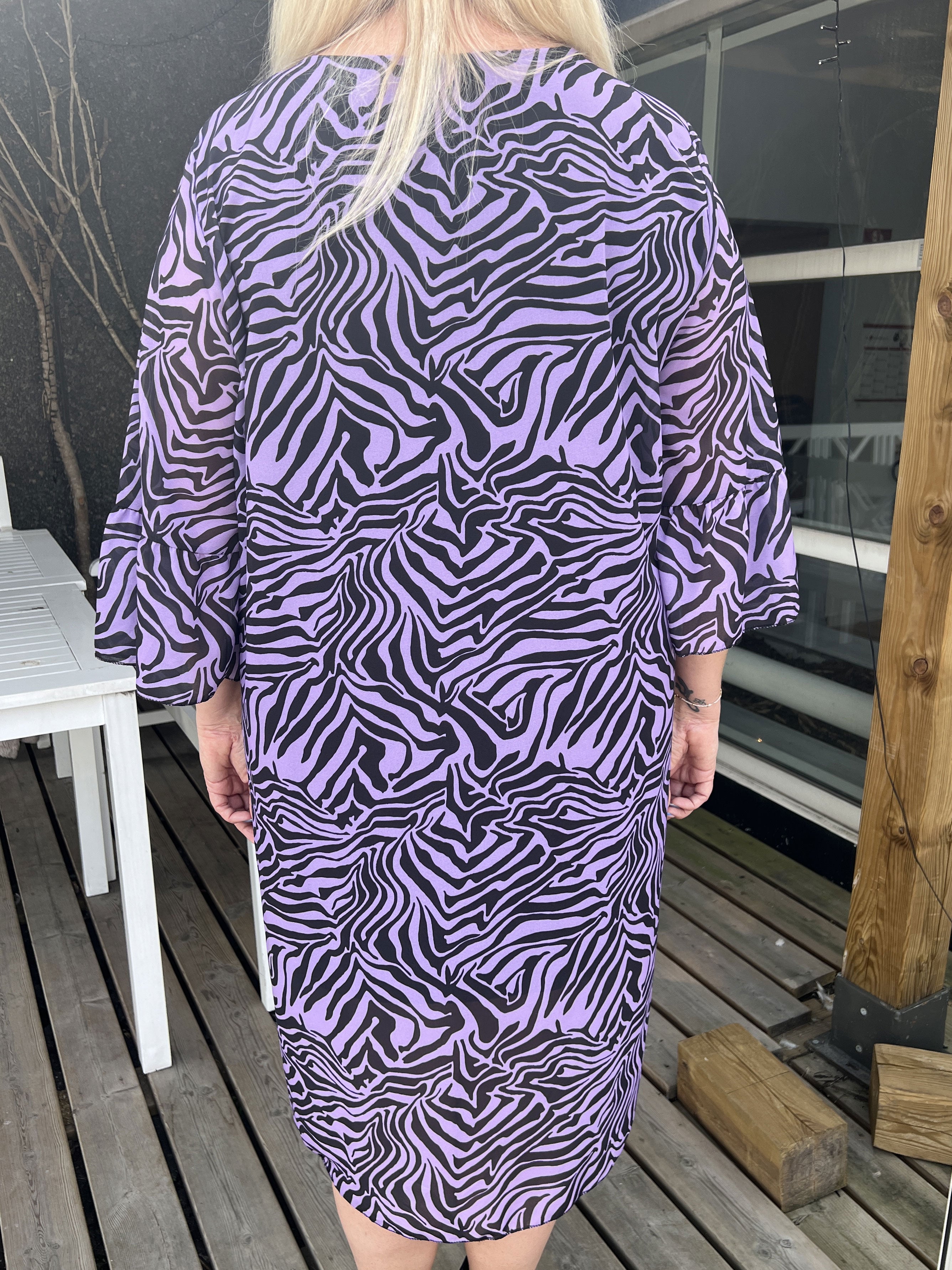 Olive - Zebramønstret kjole med fint ærme i plus size